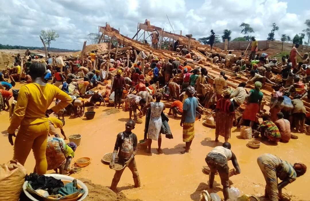 Des élèves, dans un chantier minier à Zomboi