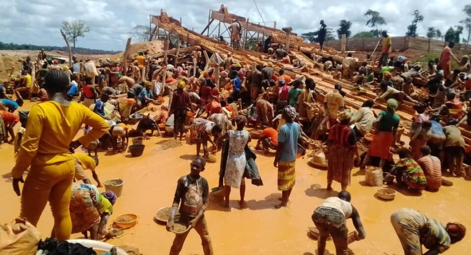 Des élèves, dans un chantier minier à Zomboi