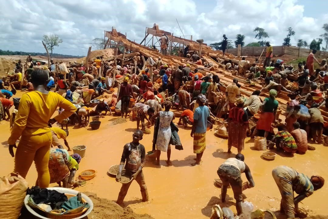 Des élèves, dans un chantier minier à Zomboi
